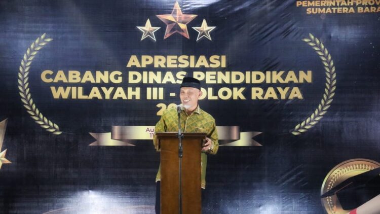 Malam Anugrah Cabang Dinas Pendidikan Wilayah III di Solok.