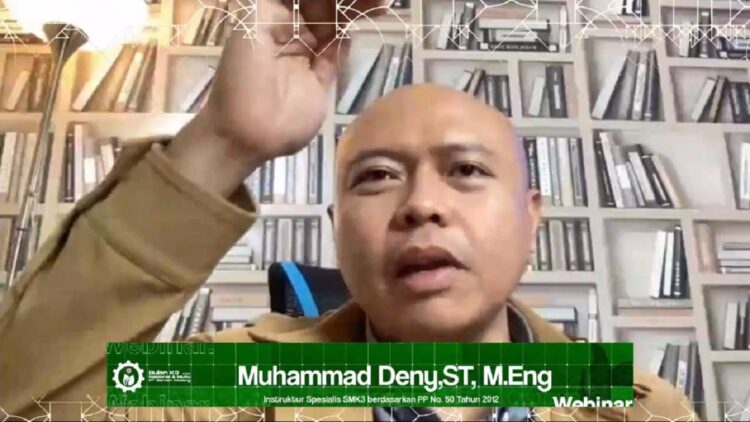 Webinar K3 Semen Padang: Ini Potensi Bahaya yang Mungkin Terjadi di Tempat Kerja 1 Ahli Keselamatan dan Kesehatan Kerja (K3) Kemnaker RI Muhammad Deny saat webinar Bulan K3 PT Semen Padang.