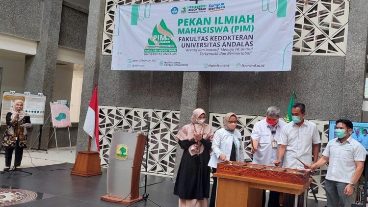 Kegiatan event Pekan Ilmiah Mahasiswa Fakultas Kedokteran Universitas Andalas yang ke 1 langsung dibukak oleh Wakil rektor Universitas Andalas III Ir. Insanul Kamil yang didampinggi oleh Dekan Falkultas Kedokteran Dr. dr. Afriwardi dengan dipukulnya talempong.