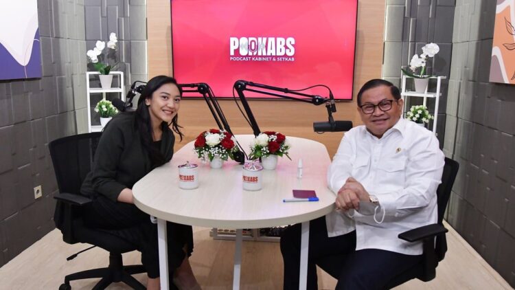 Seskab Pramono Anung dan Putri Tanjung berbincang santai di Podkabs (Podcast Kabinet dan Setkab).