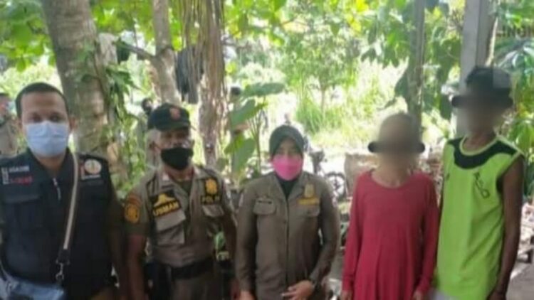 Dua Pemulung di Kota Padang Ditindak Satpol PP, Ternyata Ini Penyebabnya! 1 Dua pemulung di Kota Padang diamankan petugas Satpol PP karena mengacak-acak sampah di kontainer. (IST)