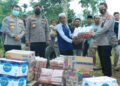 Tinjau Lokasi Gempa, Kabid Humas Polda Sumbar Serahkan Bantuan Sembako