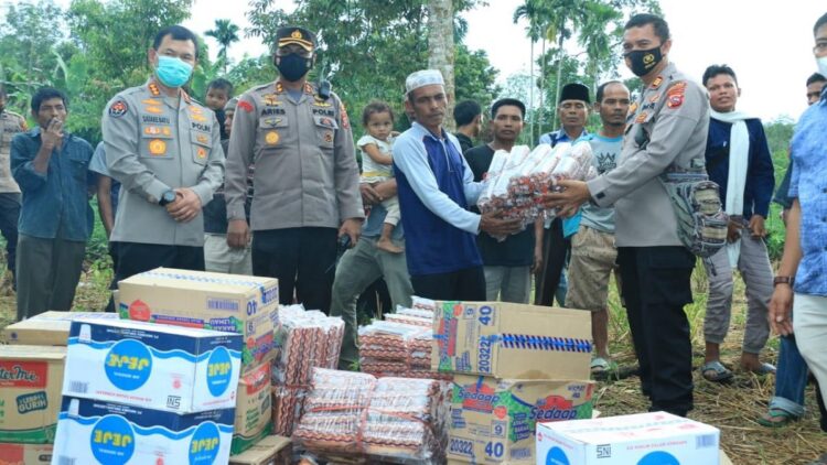 Polda Sumbar serahkan bantuan sembako untuk korban gempa Pasbar.