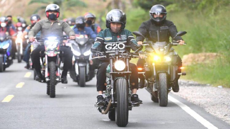 Presiden motoran menuju ke Danau Toba.