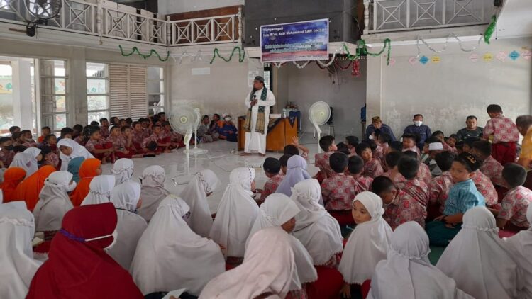 SDIT Permataku Padang Gelar Peringatan Isra' Mi'raj 1 Sekolah Dasar Islam Terpadu (SDIT) Permataku menggelar peringatan Isra' Mi'raj, Jumat (25/2/2022) di Mushalla SDIT Permataku Dadok Tunggul Hitam, Kecamatan Koto Tangah, Kota Padang.