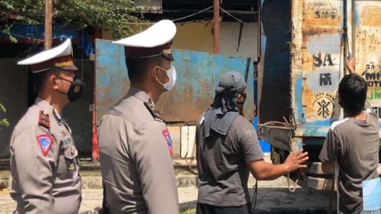 Satlantas Polresta Padang las truk odol.