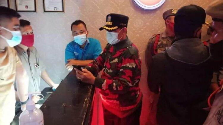 Tak Taat Prokes, Satpol PP Padang Beri Sanksi Pemilik Kafe di Padang 1 Satpol PP Padang tegur pemilik usaha yang bandel.
