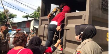 Gerebek Salon Esek-esek di Padang, 14 Orang Diamankan Satpol PP 8 Gerebek Salon Esek-esek di Padang, 14 Orang Diamankan Satpol PP