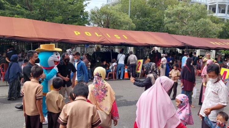 Sumdarsin Polda Sumbar diminati anak-anak.