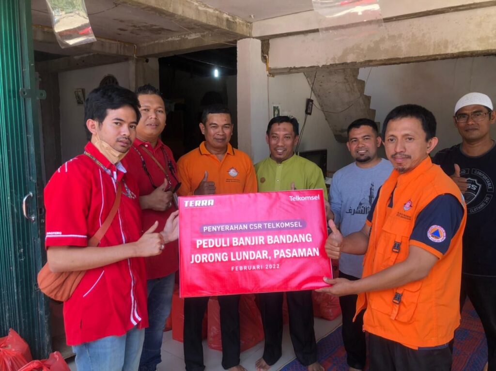 Telkomsel peduli banjir bandang Pasaman 2