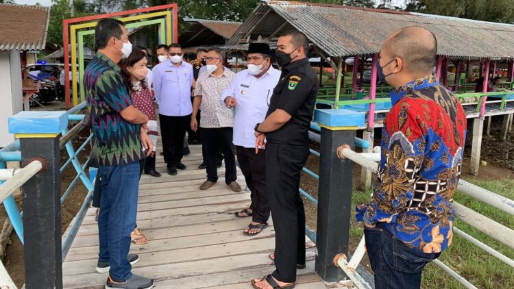 Bangun Peluang Investasi di Sumbar, Wagub Audy Sambut Kedatangan Cimory Group 1 Wagub Audy bersama manajemen Cimory mengecek lokasi investasi di Padang Pariaman.