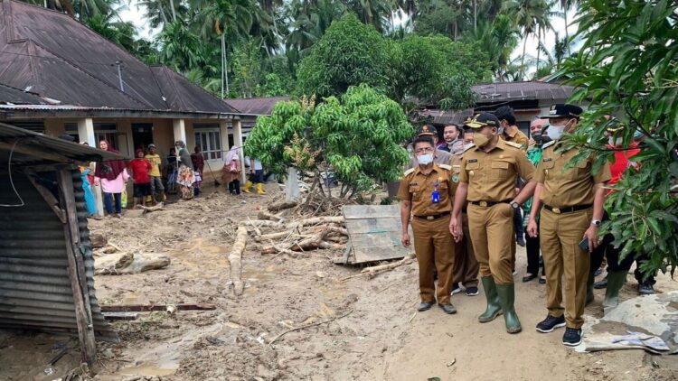 Gerak Cepat, Audy Joinaldy Serahkan Bantuan Korban Banjir Pasaman 1 Wagub Audy mengunjungi lokasi banjir di Pasaman.