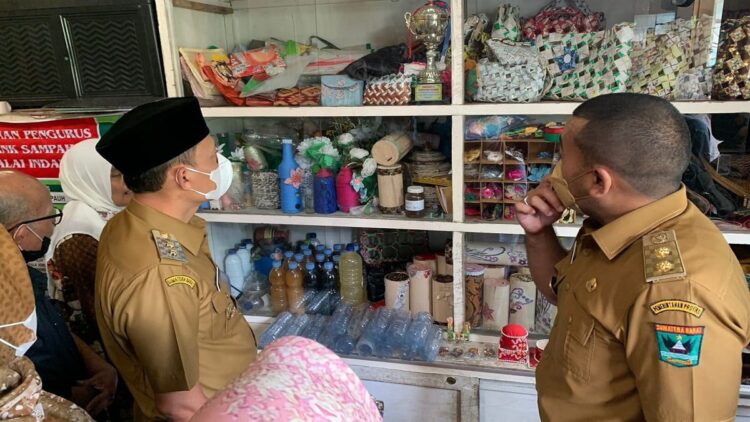 Wagub Audy mengecek produk dari olahan sampah.