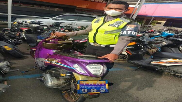 Motor Ditilang Gegara Berplat Nomor Thailand, Satlantas Polresta Padang malah Temukan Ini! 1 Satlantas Polresta Padang mengandangkan satu unit motor berpelat Thailand yang juga tak memiliki kelengkapan surat-surat. (IST)
