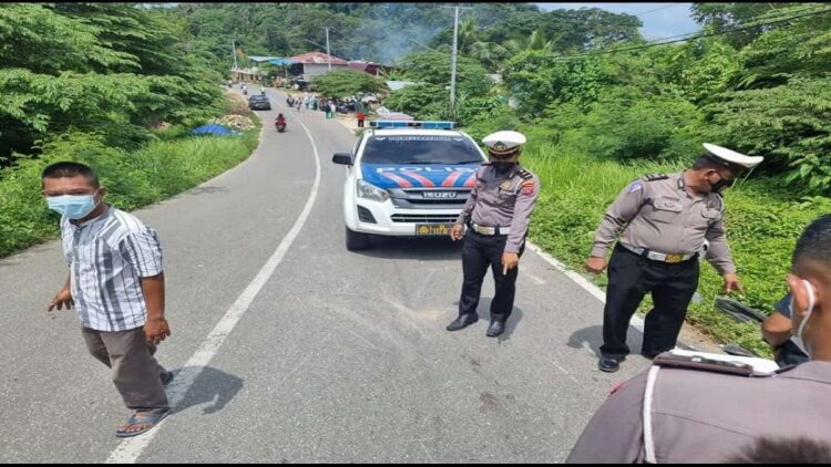 Polisi melakukan identifikasi usai terjadi kecelakaan di Jalan Siti Nurbaya Bukit Gado-gado, Kota Padang. (IST)