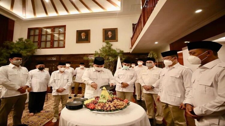 HUT Partai Gerindra ke-14, Momentum Menangkan Prabowo Subianto jadi Presiden di Pilpres 2024 1 Ketua Umum Partai Gerindra Prabowo Subianto, Ketua Harian Sufmi Dasco, Sekjen Ahmad Muzani saat perayaan sederhana ulang tahun Gerindra ke-14, Minggu (6/2) dini hari. (IST)