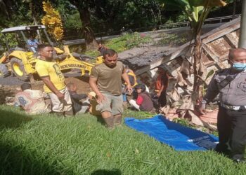 Hilang Kendali, Dump Truck Terbalik Himpit Kernet hingga Tewas di Sitinjau Lauik