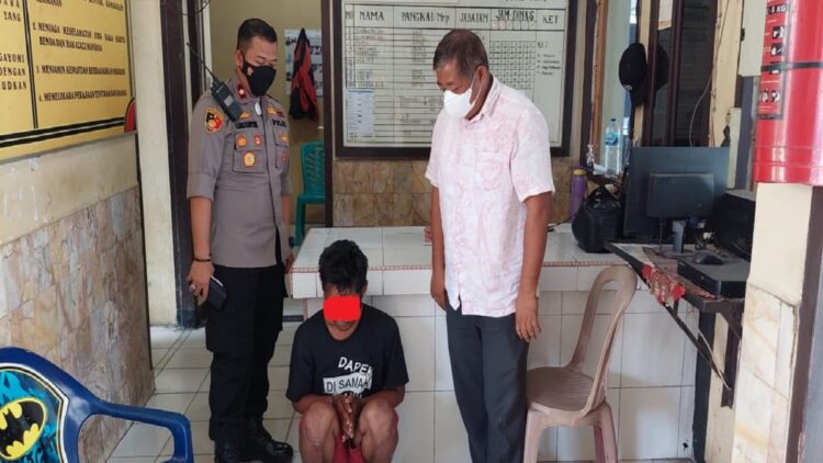 Polsek Lubuk Begalung Ringkus Pencuri Rel KA di Padang 1 Kapolsek Lubeg Kompol Chairul Amri Nasution bersama Kanit Reskrim AKP Suwantri memperlihatkan pelaku pencurian besi rel kereta api. (IST)