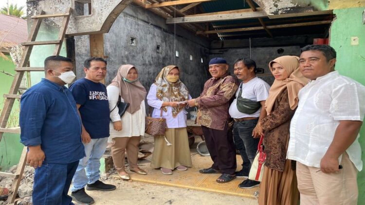 Andre Rosiade Bantu Korban Kebakaran di Padang Timur Bangun Rumah kembali 1 Pengurus DPD Gerindra Sumbar menyerahkan bantuan dari Anggota DPR RI Andre Rosiade untuk keluarga korban kebakaran di Sawahan Timur, Padang Timur, Kota Padang. (IST)