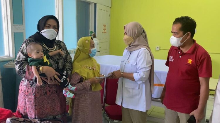 Anggota DPRD Payakumbuh Yernita dan pengurus DPD Gerindra Sumbar menyerahkan bantuan dari Andre Rosiade untuk balita penderita jantung bocor di Kota Payakumbuh, Selasa (8/2/2022). (IST)