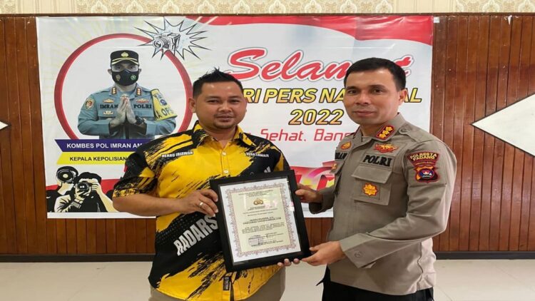 Wartawan radarsumbar.com, Herru Iriawan menerima penghargaan dari Kapolresta Padang Kombes Pol Imran Amir saat peringatan HPN tahun 2022. (IST)