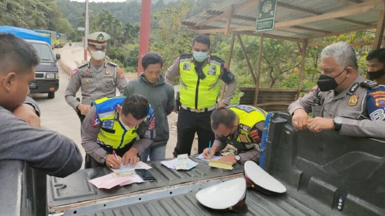 Satlantas Polresta Padang memberikan surat tilang kepada pengemudi yang memiliki kendaraan ODOL. (IST)