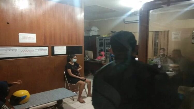 Razia Penginapan, Satpol PP Padang Jaring 10 Pasangan tanpa Buku Nikah 1 Satuan Polisi Pamong Praja (Satpol PP) Kota Padang menjaring 10 pasangan ilegal (ANTARA/ HO Satpol PP Padang)
