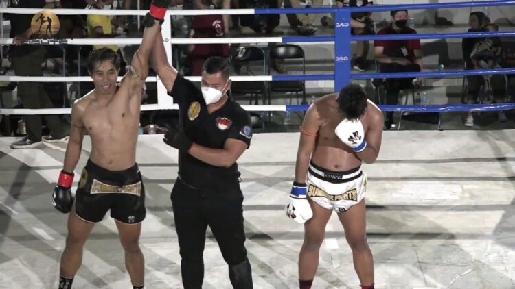 Berjaya di Laga Awal, Fighter asal Agam Serieal Effendy bikin KO Nur Humam 1 Serieal Effendy memenangi laga melawan Nur Humam di Bali Summer Fights Muay Thai Championship 2022. (IST)