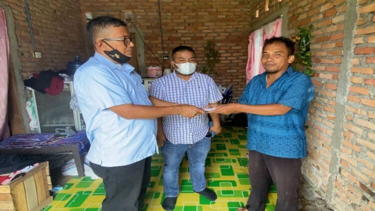 Pengurus DPD Partai Gerindra Sumbar Joni Rusjan dan Hendra Zola menyerahkan bantuan untuk pembelian becak motor dari Andre Rosiade kepada Ismael, warga Kuranji, Kota Padang. (IST)