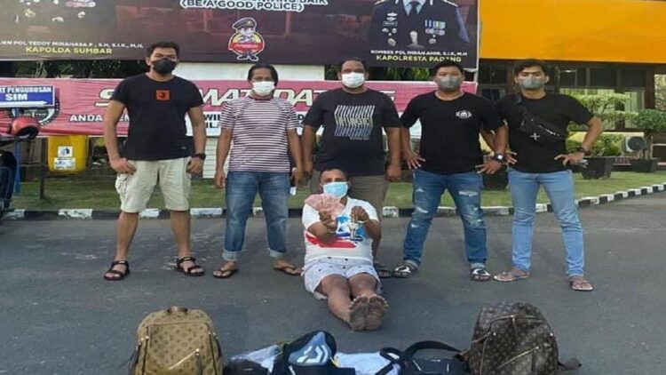 Beraksi di 3 TKP, Warga Riau Diringkus Polisi di Padang karena Kasus Penipuan 1 Tim Klewang Satreskrim Polresta Padang meringkus pelaku penipuan di tiga tempat berbeda di Kota Padang. (IST)