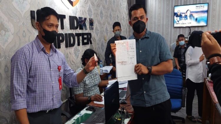 Kasat Reskrim Polresta Padang Kompol Rico Fernanda memperlihatkan barang bukti obat tetes yang dipakai korban untuk pengobatan. (IST)