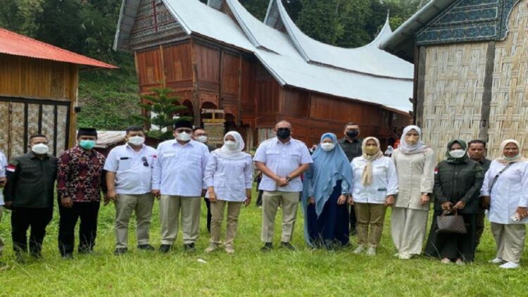 Anggota DPR RI Andre Rosiade menyempatkan berfoto saat mengunjungi Desa Wisata Kampung Minang Sumpur, Kecamatan Batipuh Selatan, Kabupaten Tanahdatar. (IST)