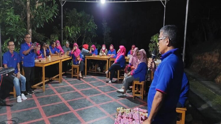 Ketua Alumni SMA PGRI 1 Padang angkatan 83 Joni Rusjan memberikan sambutan saat kegiatan ramah tamah. (IST)