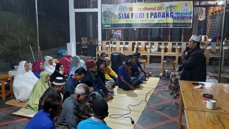 Tausiah dan Menanam Pohon, Kegiatan Utama Alumni SMA PGRI 1 Padang Angkatan 83 saat Wisata ke Limapuluh Kota 1 Kegiatan tausiah menjadi salah satu rangkaian kegiatan wisata alumni SMA PGRI 1 Padang Angkatan 83 di Sharila Resor, Kabupaten Limapuluh Kota. (IST)