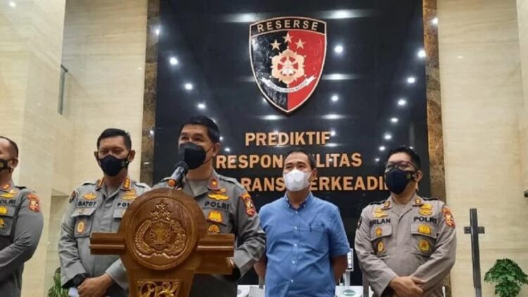Kepala Biro Penerangan Masyarakat (Karo Penmas) Divisi Humas Polri Brigjen Pol Ahmad Ramadhan (tengah) memberikan keterangan terkait penentapan tersangka Indra Kenz, di Mabes Polri, Jakarta, Kamis (24/2/2022). (ANTARA/Laily Rahmawaty)