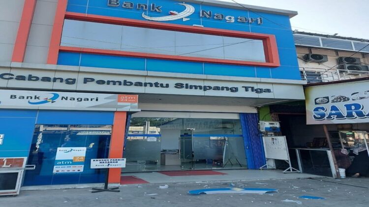 Kantor Capem Bank Nagari Simpang Tiga Pasbar Rusak, Layanan Dialihkan via Mobil Unit 1 Kantor Capem Bank Nagari Simpang Tiga Pasbar mengalami kerusakan. (IST)