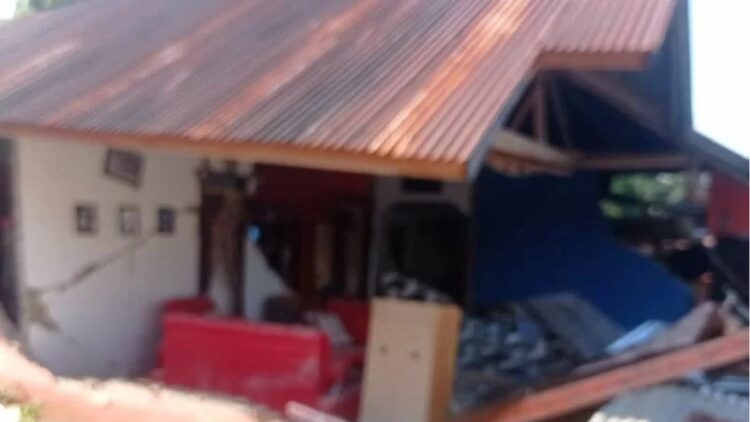 Salah satu rumah warga Pasaman Barat yang mengalami kerusakan akibat gempa magnitudo 6,2 pada Jumat pagi (25/02), (Antara/Altas Maulana)
