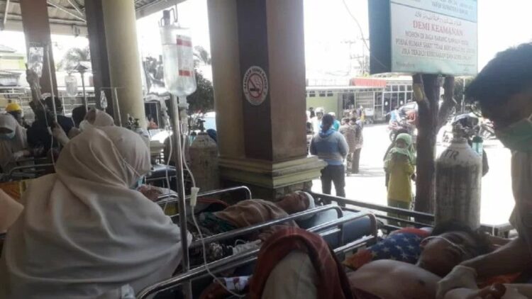 Pihak RS Yarsi Simpang Empat, Pasaman Barat merawat pasien korban gempa di lorong-lorong dan parkiran rumah sakit, Petugas mulai kewalahan menerima pasien korban gempa karena terbatasnya tenaga yang ada, Jumat (25/02). (Antara/Altas Maulana)