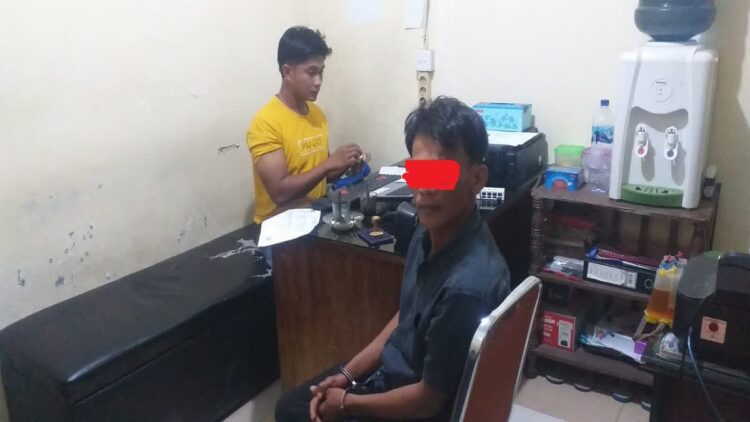 Salah seorang pelaku pencurian mesin kapal tengah diinterogasi polisi. (IST)