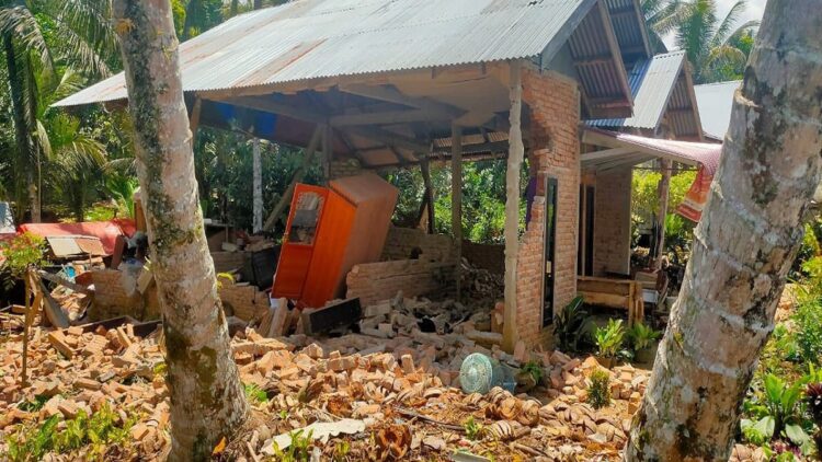 Pasca Gempa Pasbar, Ahli Ingatkan Ancaman Gempa di Segmen Lain Patahan Semangko 1 Kondisi rumah warga yang rusak akibat gempa bumi di Kabupaten Pasbar. (IST)