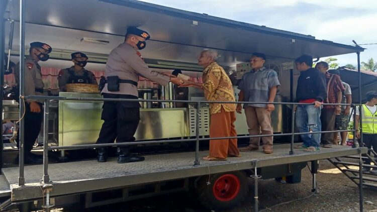 Penuhi Kebutuhan Makan dan Minum Korban Gempa, Satbrimob Polda Sumbar Siagakan Dua Kendaraan Ini 1 Dua kendaraan lapangan Satbrimob Polda Sumbar yang diturunkan di lokasi gempa bumi di Pasbar. (IST)
