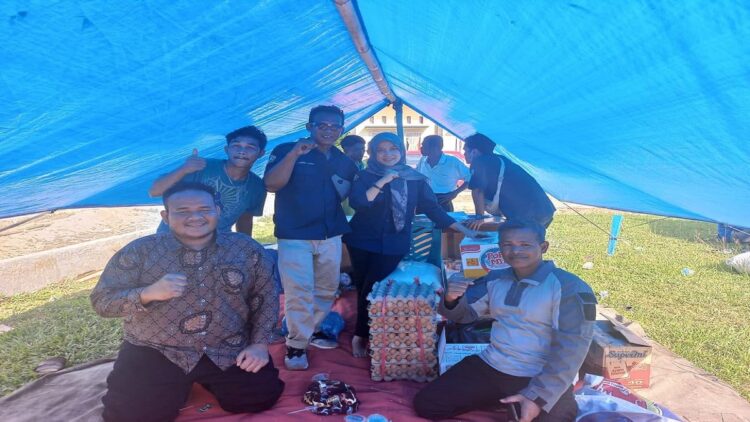 Ketua Forum Insinyur Muda PII Riau Ulul Azmi saat menyerahkan bantuan gempa ke Kabupaten Pasaman. (IST)