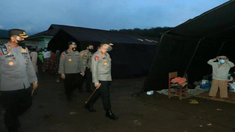 Kapolda Sumbar Irjen Pol Teddy Minahasa Putra meninjau lokasi pengungsian warga di Pasaman Barat (ANTARA/ HO Polda Sumbar)