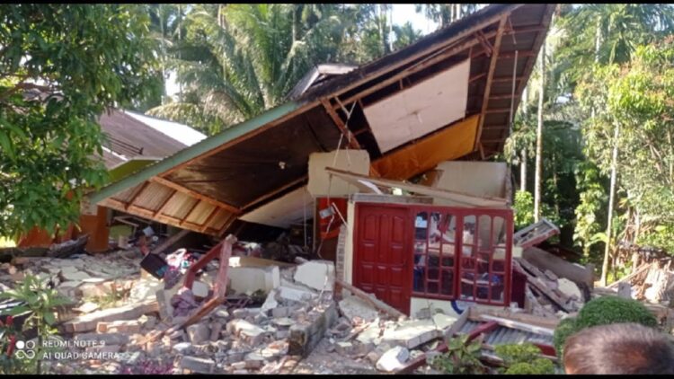 Salah satu kondisi rumah rusak berat akibat gempa bumi di Pasbar. (IST)