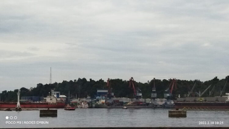 Aktifitas di Pelabuhan Teluk Bayur.