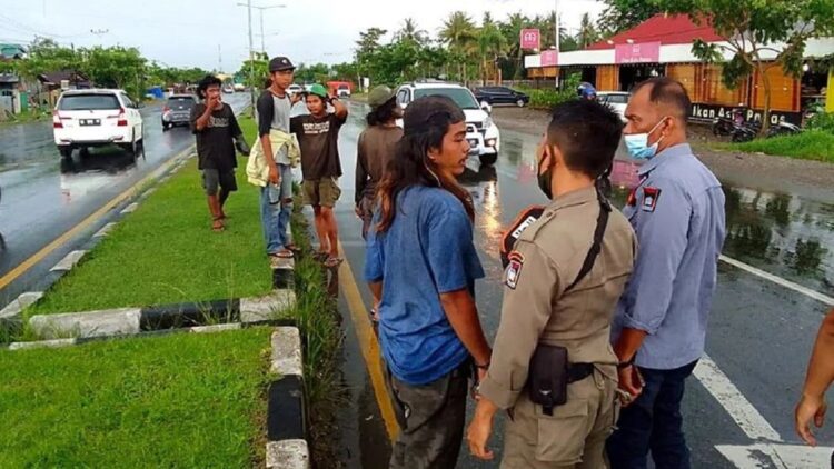 Meresahkan, Satpol PP Padang Amankan Belasan Anak Punk 1 Anak punk diamankan Satpol PP Padang.