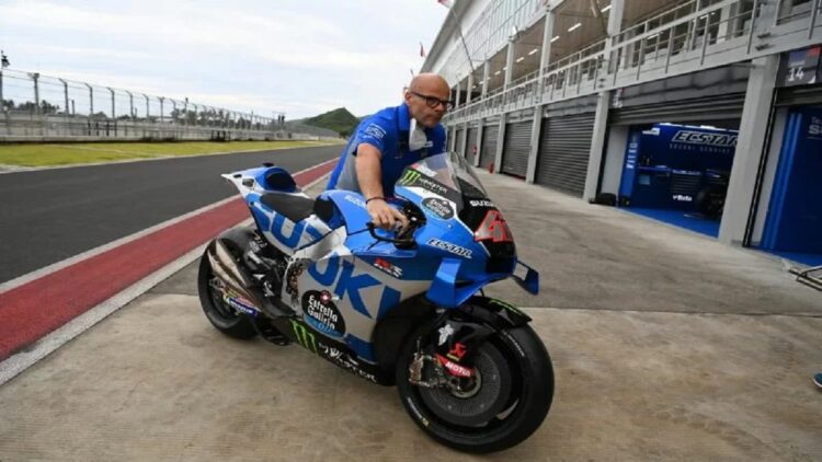 Kru Team Suzuki Ecstar MotoGP mendorong sepeda motor pembalapnya Alex Rins saat sesi tes pramusim MotoGP 2022 di Pertamina Mandalika International Street Circuit, Lombok Tengah, NTB, Kamis (10/2/2022). ANTARA FOTO/Andika Wahyu/foc. (ANTARA/ANDIKA WAHYU)