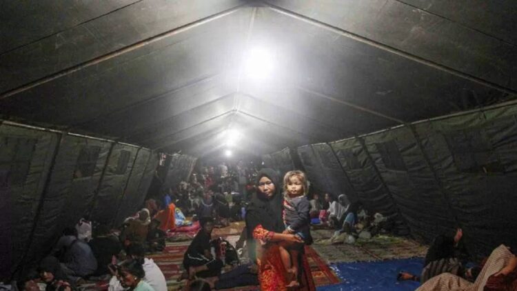 Takut Gempa Susulan dan Longsor, Warga Pasbar masih Bertahan di Pengungsian 1 Sejumlah pengungsi korban gempa bumi berada di dalam tenda pengungsian di halaman Kantor Bupati Pasaman Barat, Sumatera Barat, Sabtu (26/2/2022). ANTARA FOTO/Muhammad Arif Pribadi/wsj.