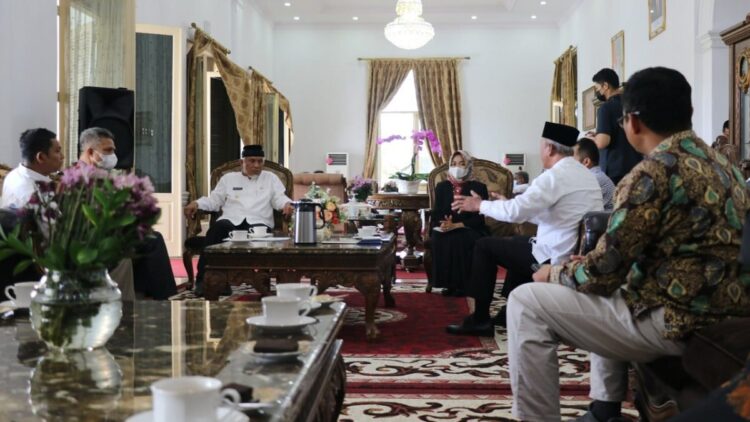 Audiensi Gubernur Mahyeldi dengan KPU Sumbar.