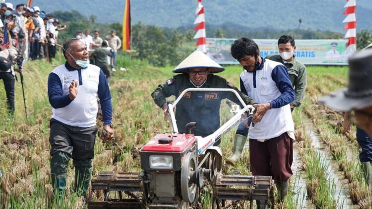 Program Bajak Gratis untuk petani di Tanah Datar yang resmi diluncurkan Bupati Eka Putra.